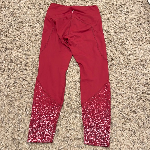 Zyia Merlot Pocket Reflective Light n Luxe 7/8  leggings, size 6-8 - Picture 2 of 9